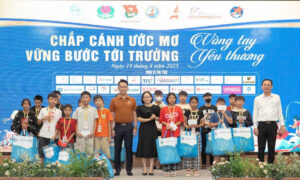 Ông Đặng Hồng Anh -Chủ tịch Hội Doanh nhân trẻ Việt Nam cùng Ông Nguyễn Ngọc Tấn - Chủ tịch CLB Du lịch Doanh nhân trẻ Việt Nam trao tặng quà cho các em.
